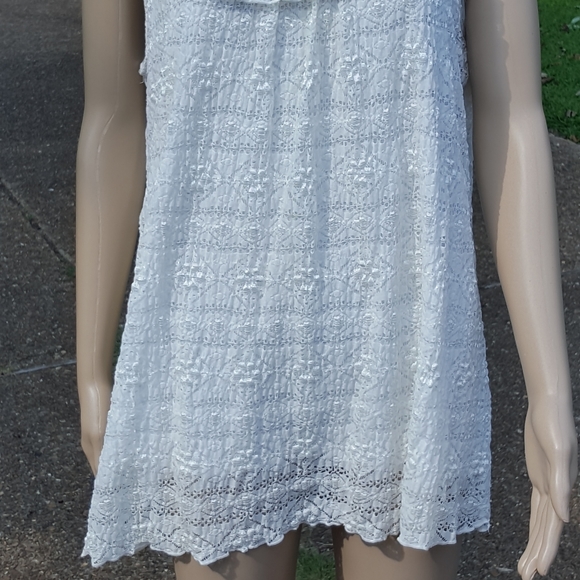 Dress Barn Woman Light & Frilly blouse - Picture 2 of 4